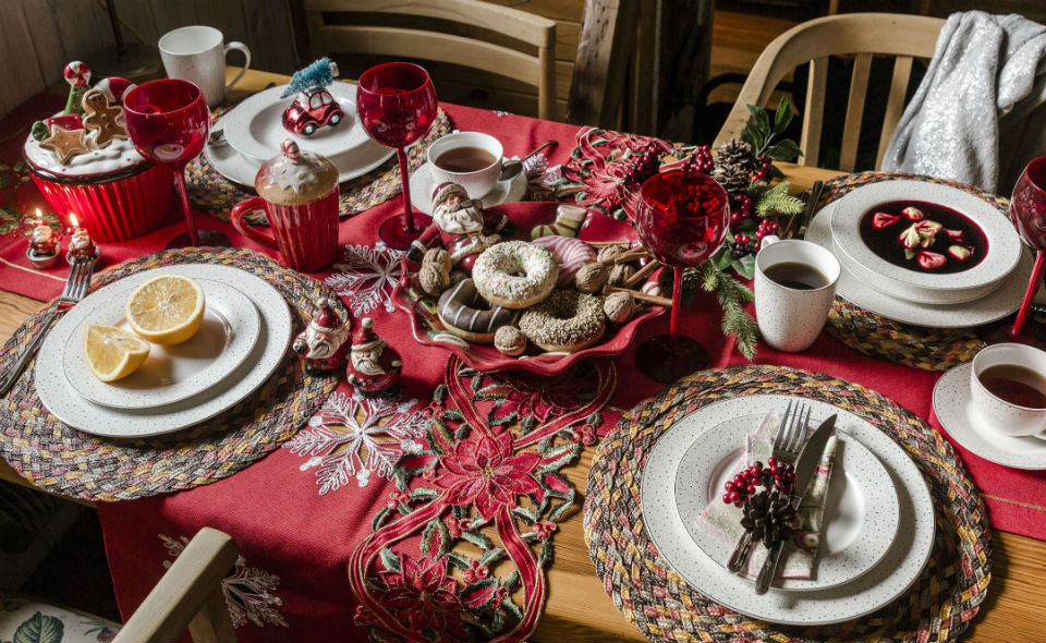 Czerwona dekoracja stołu bożonarodzeniowego