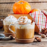 przygotowanie domowej pumpkin spice latte